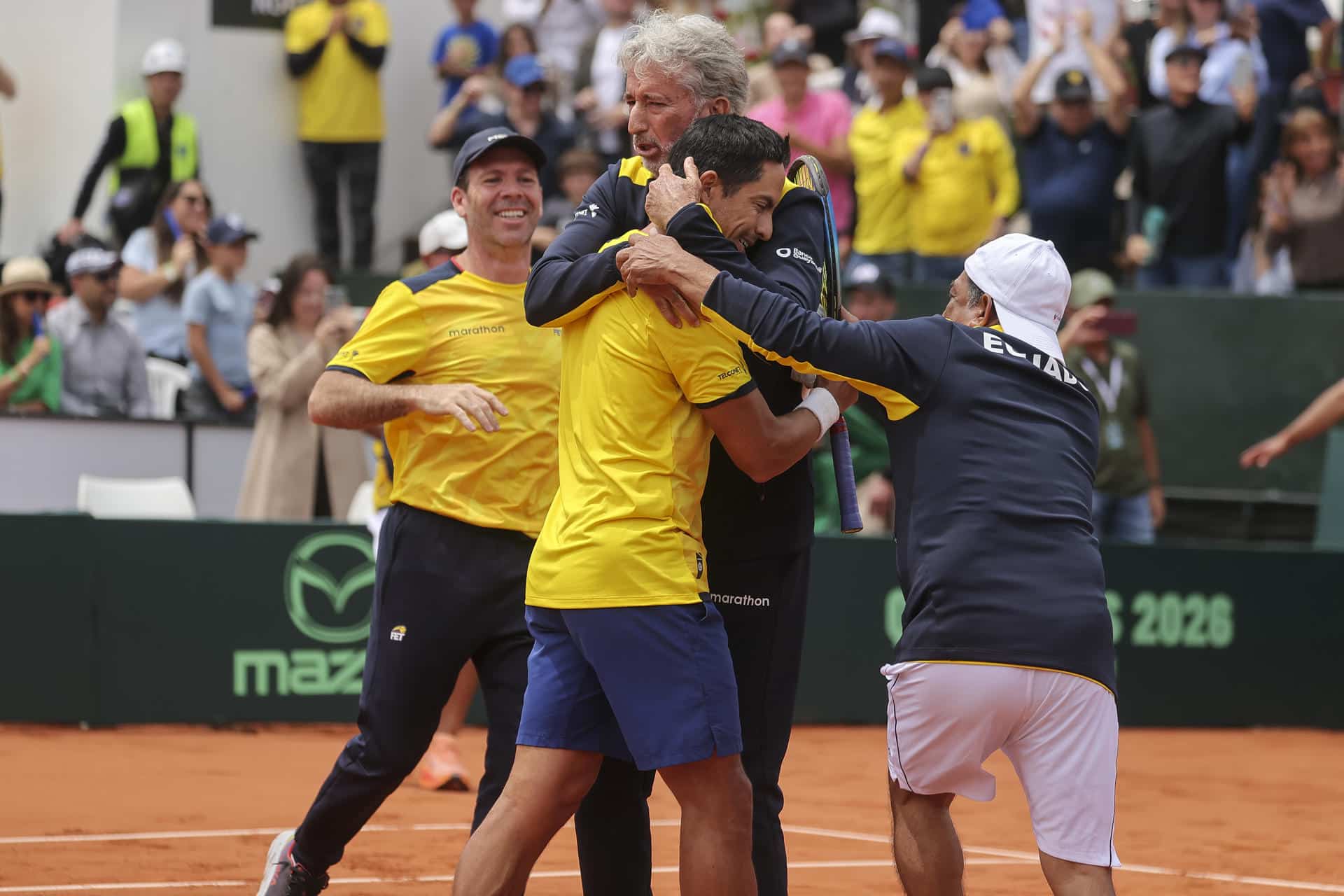 Gonzalo Escobar (ci) junto al capitán Raúl Viver (cd) de Ecuador celebran la clasificación a la segunda ronda tras ganar ante Australia en un partido de dobles de la Copa Davis este domingo, en Quito (Ecuador). EFE/José Jácome