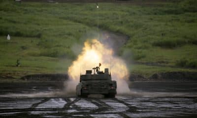 Archivo - Un tanque Tipo 10 de la Fuerza de Autodefensa Terrestre de Japón fabricado por Mitsubishi Heavy Industries, en el Campo de Entrenamiento de Maniobras Higashi-Fuji de Gotenba, prefectura de Shizuoka, Japón central, el 19 de agosto de 2014. EPA/KIMIMASA MAYAMA