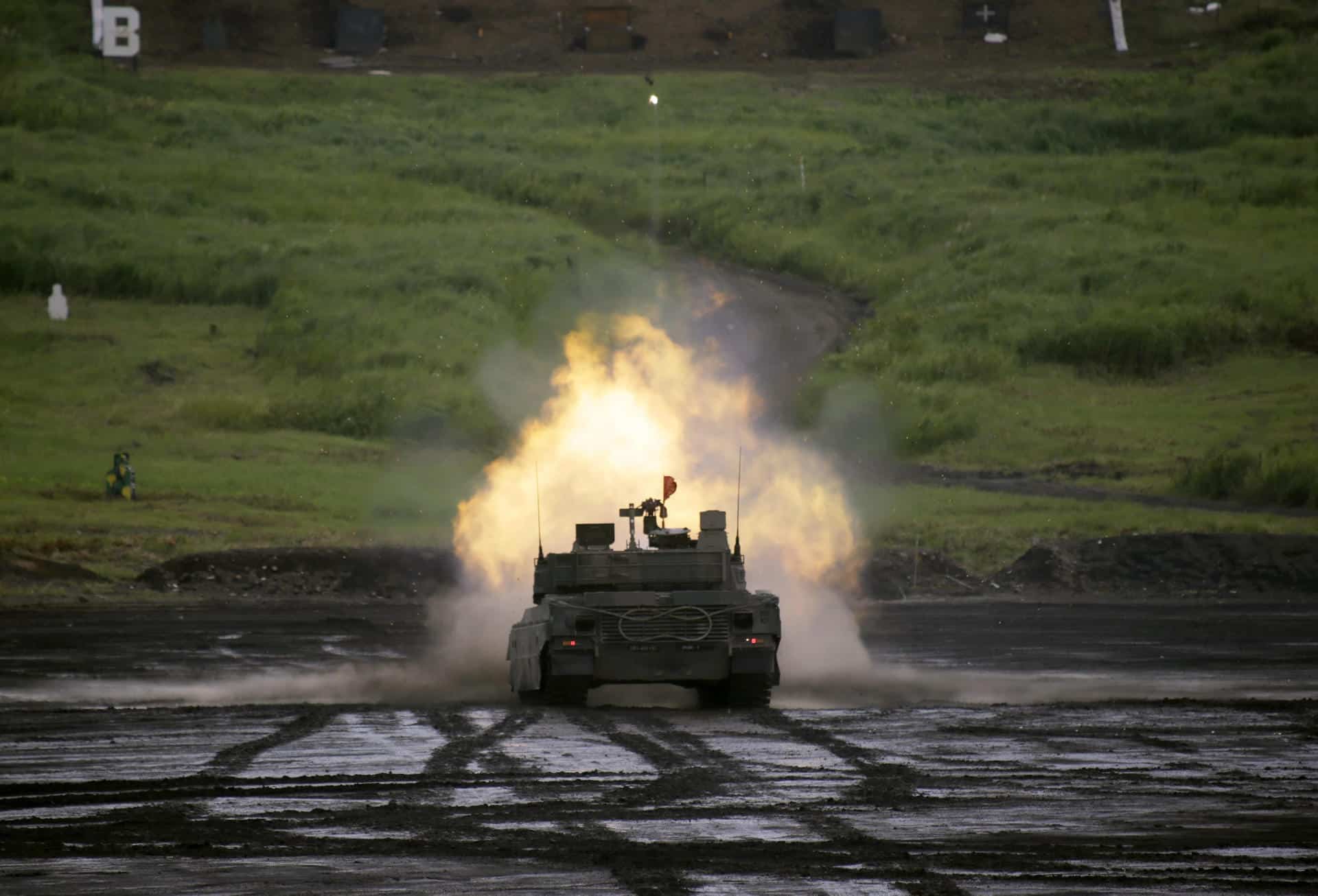 Archivo - Un tanque Tipo 10 de la Fuerza de Autodefensa Terrestre de Japón fabricado por Mitsubishi Heavy Industries, en el Campo de Entrenamiento de Maniobras Higashi-Fuji de Gotenba, prefectura de Shizuoka, Japón central, el 19 de agosto de 2014. EPA/KIMIMASA MAYAMA