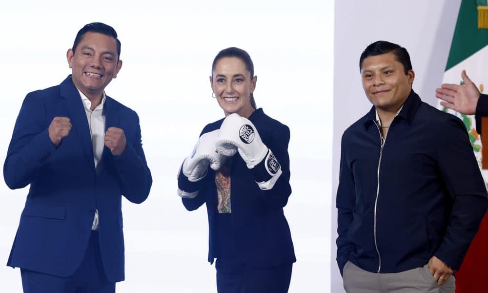 El exboxeador Cristian Mijares (i) y el boxeador Isaac Jonathan Cruz González (d), posan con la presidenta de México Claudia Sheinbaum (c), durante una rueda de prensa este lunes en Palacio Nacional de Ciudad de México (México). EFE/Sáshenka Gutiérrez
