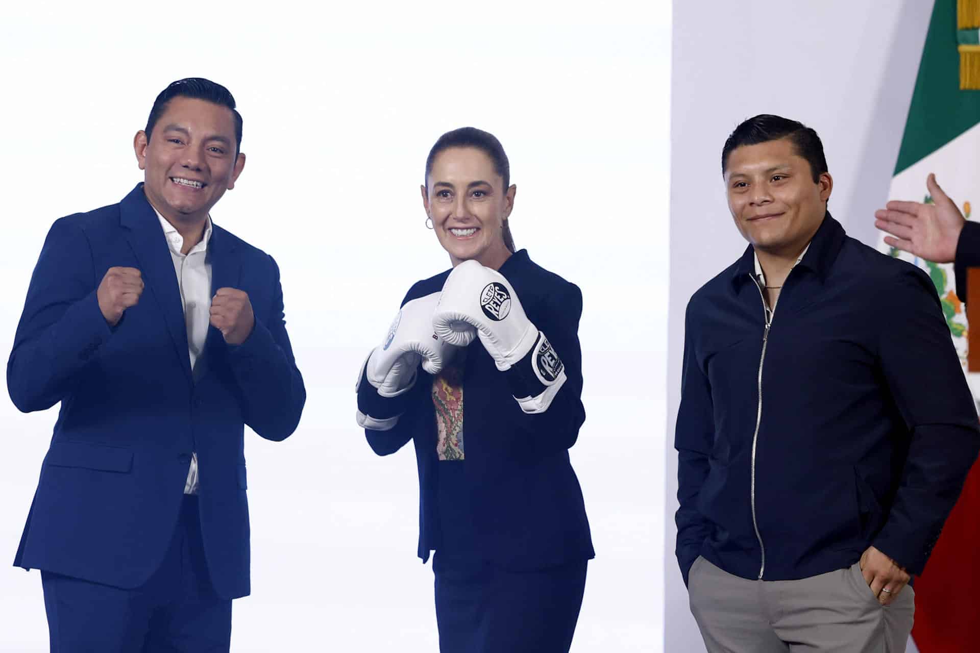 El exboxeador Cristian Mijares (i) y el boxeador Isaac Jonathan Cruz González (d), posan con la presidenta de México Claudia Sheinbaum (c), durante una rueda de prensa este lunes en Palacio Nacional de Ciudad de México (México). EFE/Sáshenka Gutiérrez