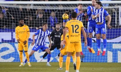 Los defensores del Alavés saltan ante una falta lanzada por el Girona durante el encuentro correspondiente a la jornada 25 de Laliga EA Sports que Alavés y Girona disputaron en el estadio de Mendizorroza, en Vitoria. EFE / ADRIAN RUIZ HIERRO.
