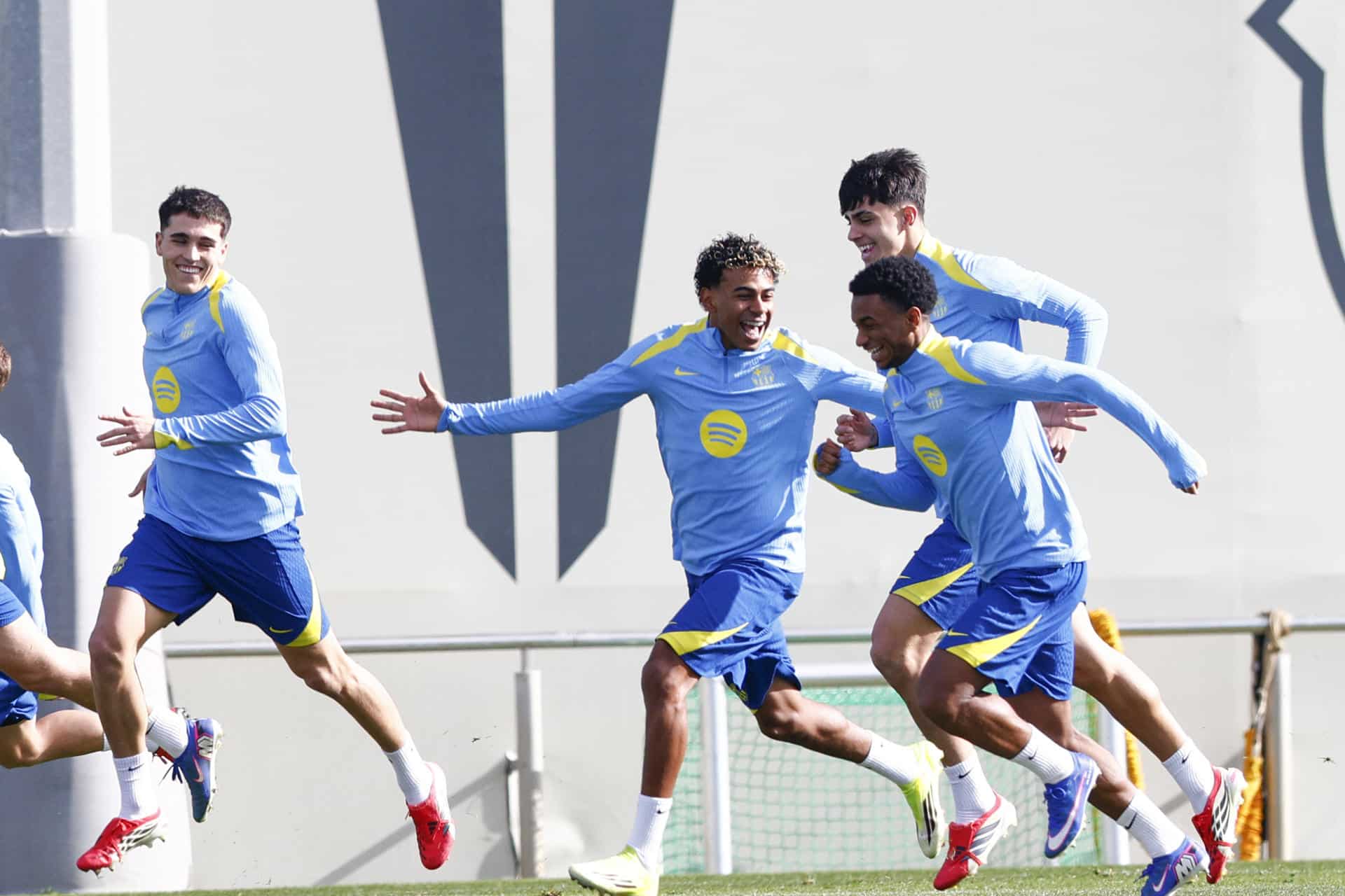 El delantero del FC Barcelona Lamile Yamal y el defensa Alejandro Balde durante el entrenamiento este viernes. EFE/ Quique García