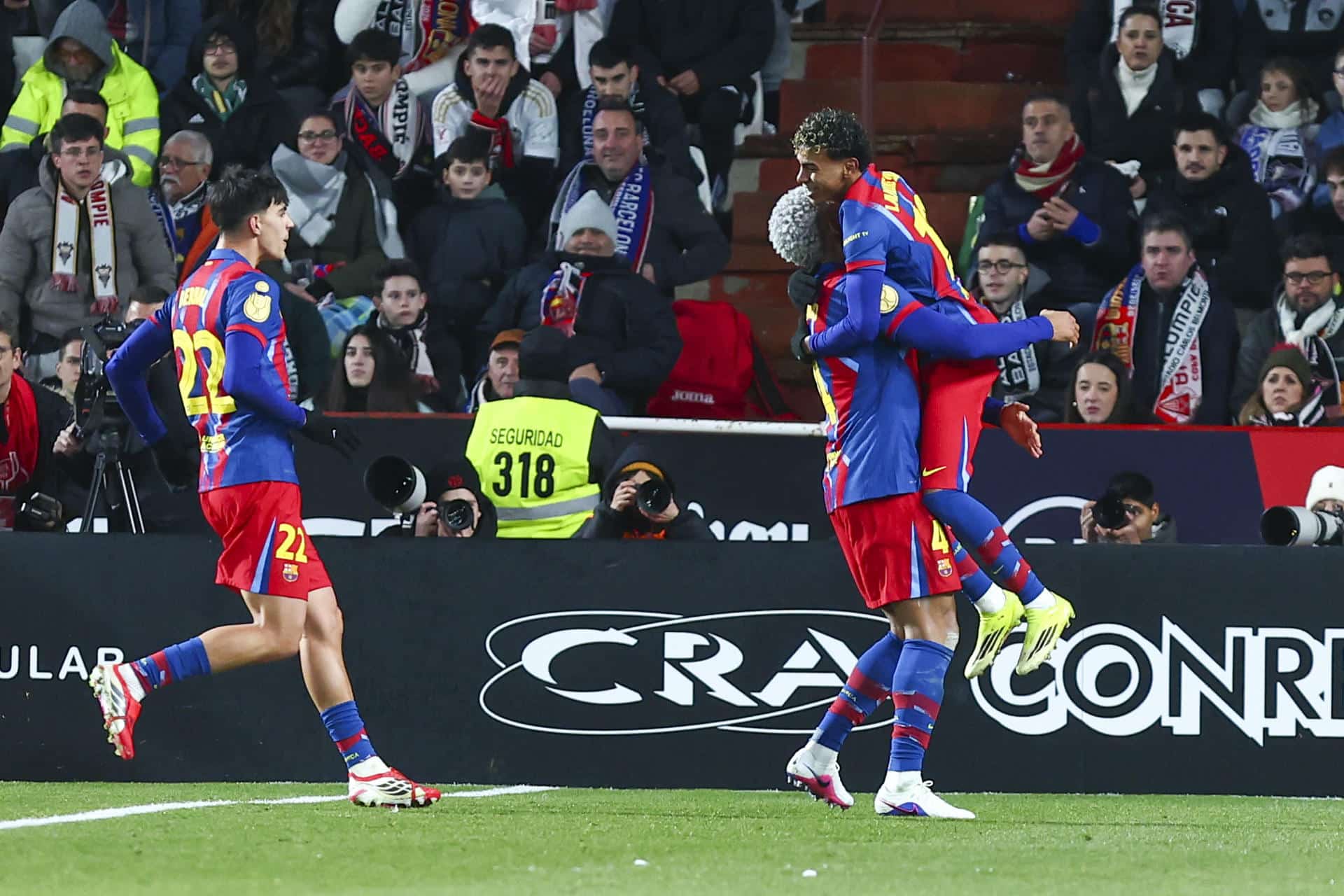 El defensa del Barcelona Ronald Araújo (c) celebra con Lamine Yamal (d) tras marcar el segundo gol, durante el partido de cuartos de final de la Copa del Rey que Albacete Balompié y FC Barcelona disputaron en el estadio Carlos Belmonte. EFE/Ismael Herrero