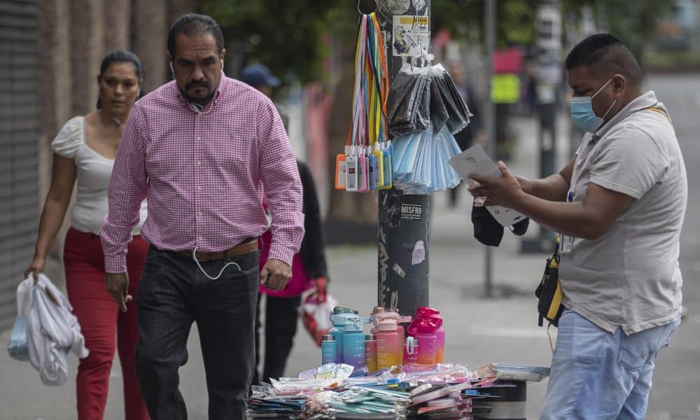 Un vendedor ambulante ofrece sus productos en una calle de la Ciudad de México (México). Imagenm  de archivo. EFE/ Isaac Esquivel