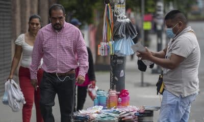 Un vendedor ambulante ofrece sus productos en una calle de la Ciudad de México (México). Imagenm  de archivo. EFE/ Isaac Esquivel