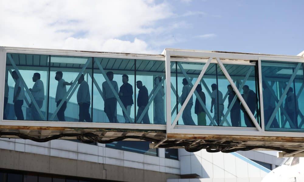 Migrantes arriban en un avión proveniente de Estados Unidos al Aeropuerto Internacional de Maiquetía (Venezuela). Imagen de archivo. EFE/ Ronald Peña R