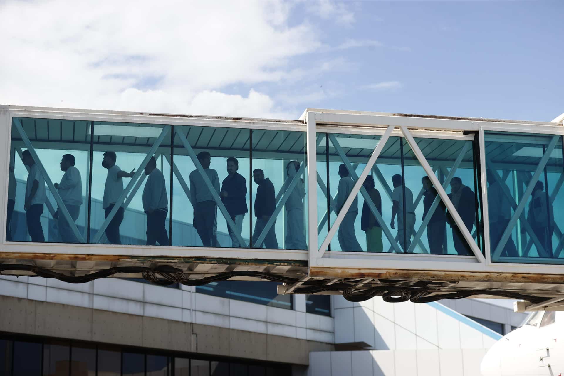 Migrantes arriban en un avión proveniente de Estados Unidos al Aeropuerto Internacional de Maiquetía (Venezuela). Imagen de archivo. EFE/ Ronald Peña R