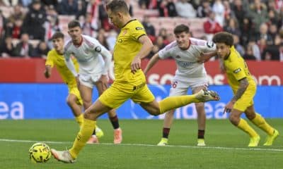 Cristhian Stuani del Girona lanza el penalti durante el partido de la jornada 23 de Liga que el Sevilla y el Girona disputan este domingo en el estadio Ramón Sánchez Pizjuán de Sevilla. EFE/ Raul Caro