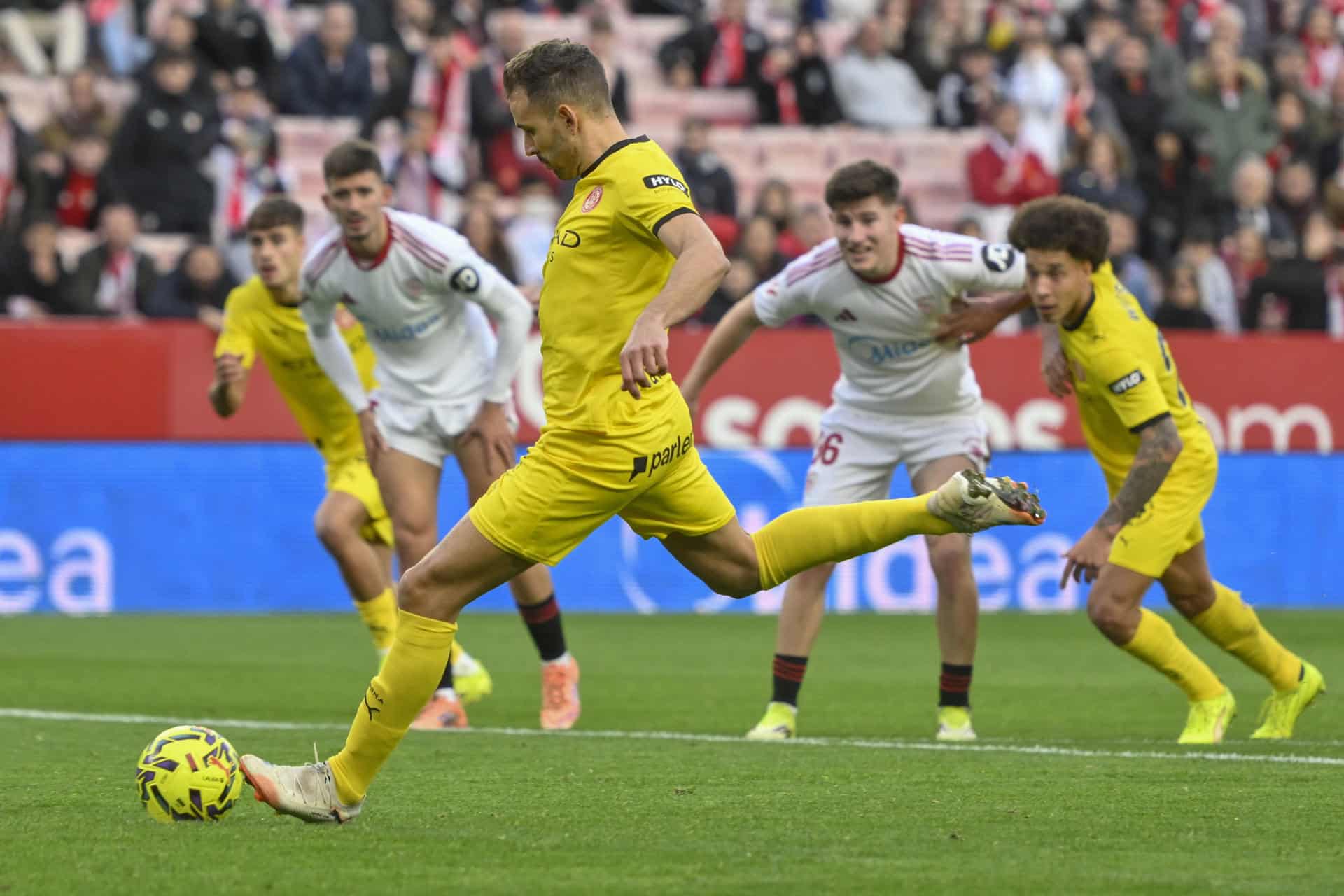 Cristhian Stuani del Girona lanza el penalti durante el partido de la jornada 23 de Liga que el Sevilla y el Girona disputan este domingo en el estadio Ramón Sánchez Pizjuán de Sevilla. EFE/ Raul Caro