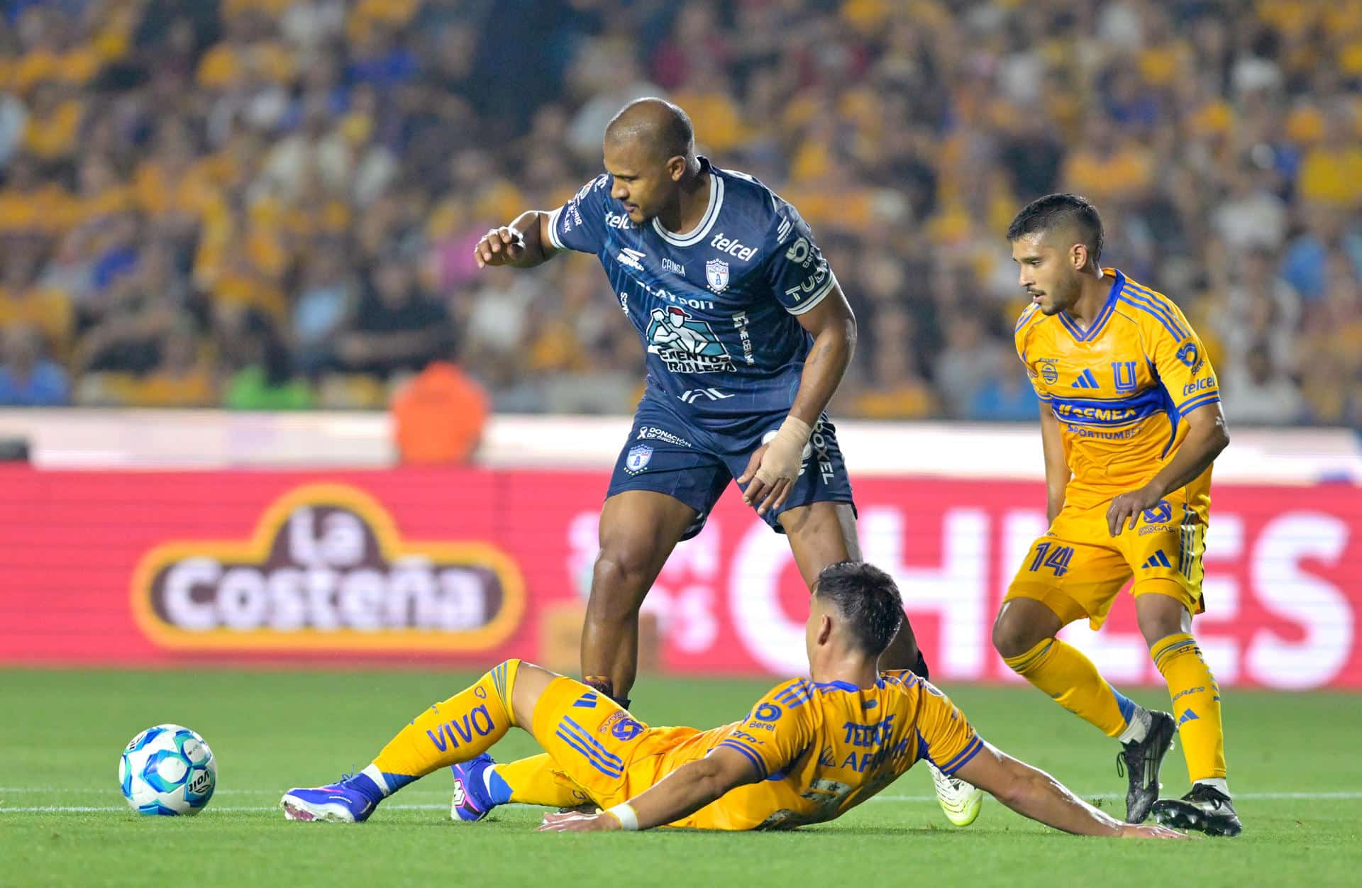 Angel Garza (d) y Jesús Angulo (abajo) de Tigres disputan el balón con Salomon Rondon (c) de Pachuca este viernes, en un partido de la jornada 7 del Torneo Clausura de la Liga MX entre Tigres UANL y Pachuca, en el Estadio Universitario en San Nicolás de los Garza (México). EFE/ Miguel Sierra