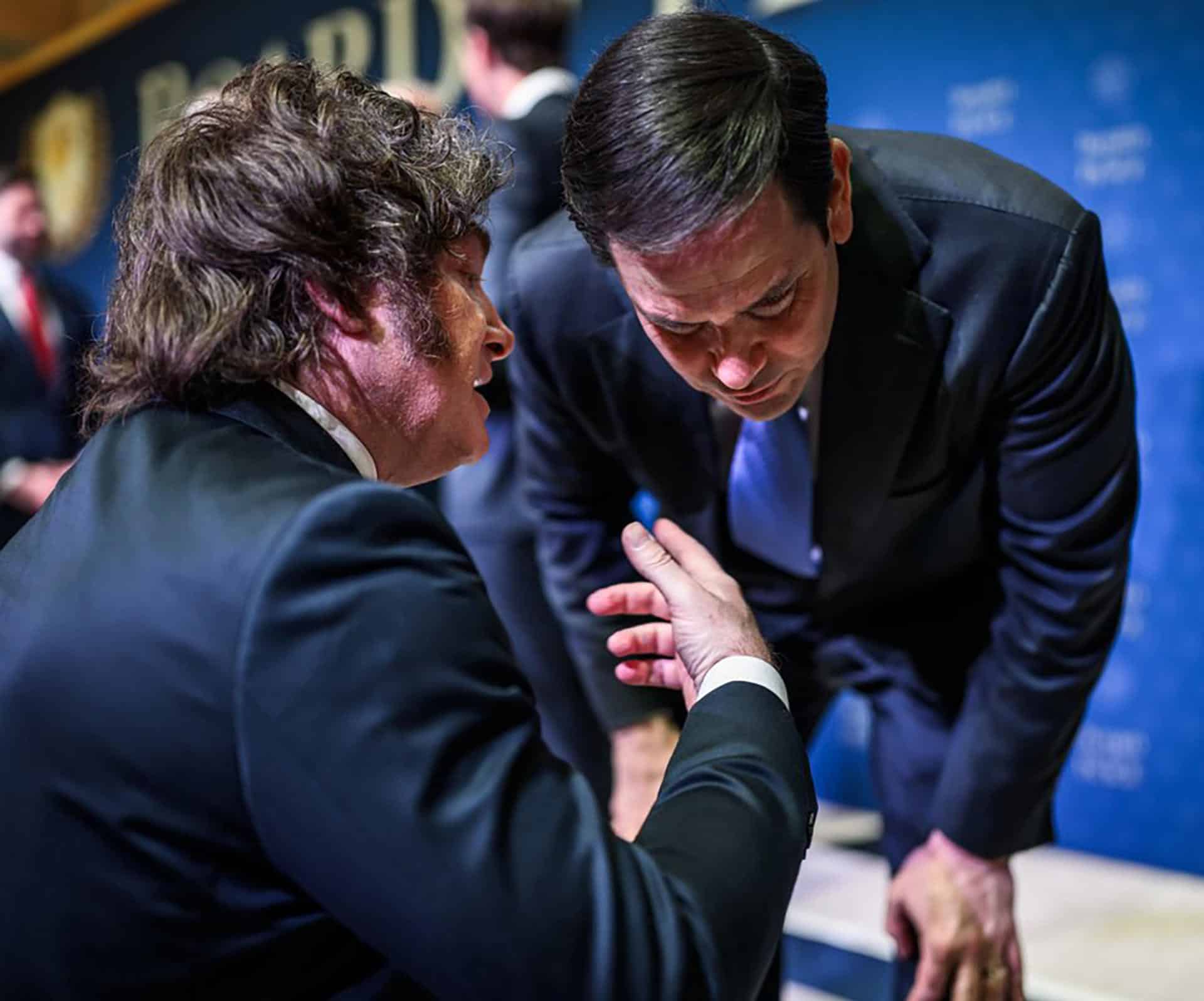 Fotografía tomada de la cuenta oficial en X del asesor político Dan Scavino @Scavino47 que muestra al presidente de Argentina Javier Milei (i), hablando con el secretario de Estado de Estados Unidos, Marco Rubio este jueves, en la Junta de Paz en Washington (EE.UU.). EFE/@scavino47 /SOLO USO EDITORIAL/ NO VENTAS/ SOLO DISPONIBLE PARA ILUSTRAR LA NOTICIA QUE ACOMPAÑA (CRÉDITO OBLIGATORIO)