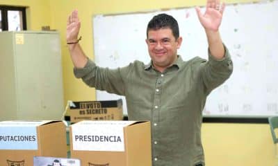 El candidato a la Presidencia de Costa Rica por el partido Liberación Nacional, Álvaro Ramos, reacciona después de votar este domingo, en San José (Costa Rica). EFE/ Marco Monge