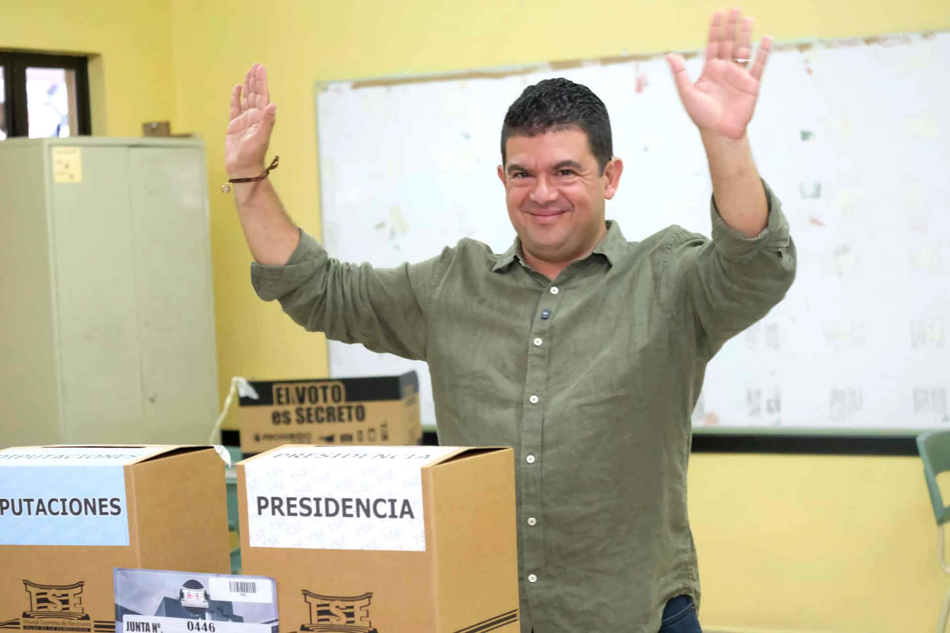 El candidato a la Presidencia de Costa Rica por el partido Liberación Nacional, Álvaro Ramos, reacciona después de votar este domingo, en San José (Costa Rica). EFE/ Marco Monge