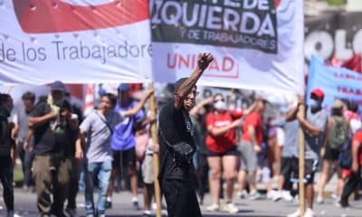 Una persona reacciona en una manifestación contra la reforma laboral propuesta por el Gobierno de Javier Milei, este viernes, en Buenos Aires (Argentina). EFE/ Juan Ignacio Roncoroni