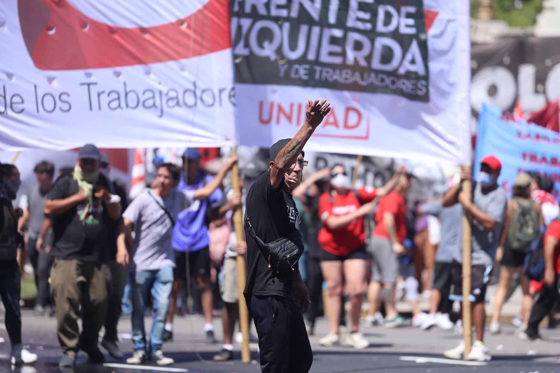 Una persona reacciona en una manifestación contra la reforma laboral propuesta por el Gobierno de Javier Milei, este viernes, en Buenos Aires (Argentina). EFE/ Juan Ignacio Roncoroni