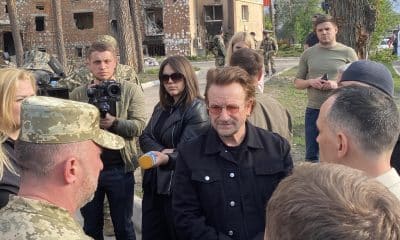 El músico irlandés de la banda U2, Bono (c), durante su visita en 2022 a la localidad ucraniana de Irpin.- EFE/Lourdes Velasco