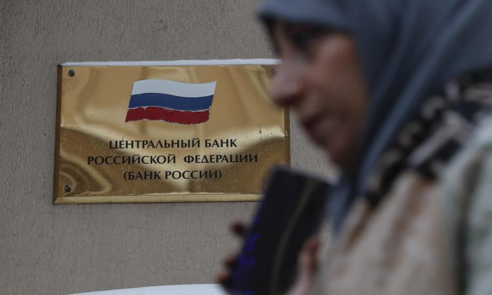 Una mujer camina frente a la sede del Banco Central de Rusia en Moscú. EFE/EPA/MAXIM SHIPENKOV