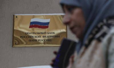 Una mujer camina frente a la sede del Banco Central de Rusia en Moscú. EFE/EPA/MAXIM SHIPENKOV