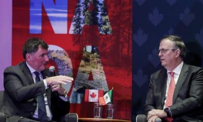El ministro de Comercio de Canadá, Dominique LeBlanc (i), habla junto al secretario de Economía de México, Marcelo Ebrard, durante una rueda de prensa este lunes, en Ciudad de México (México). EFE/Isaac Esquivel