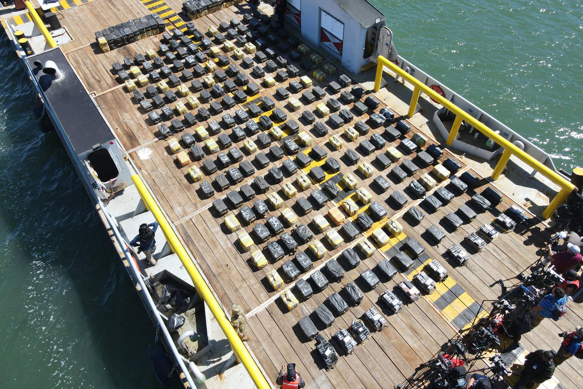 Fotografía aérea que muestra un barco con droga incautada este jueves, en La Unión, a más de 200 kilómetros de la capital San Salvador (El Salvador). EFE/ Vladimir Chicas