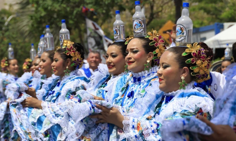 Integrantes de una comparsa participan en el desfile la Gran Parada de Tradición este domingo, en el Carnaval de Barranquilla (Colombia). EFE/ Ricardo Maldonado Rozo