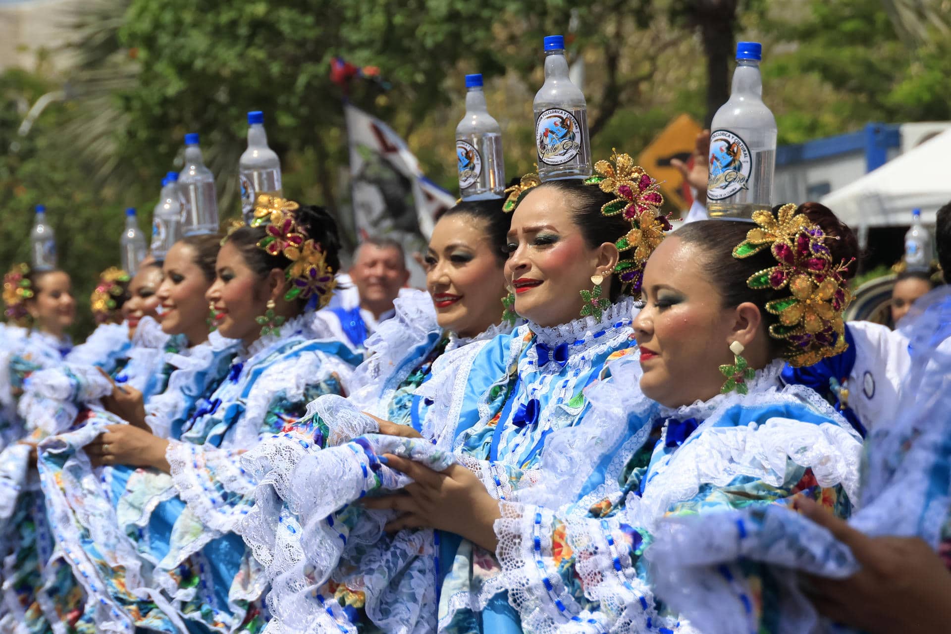Integrantes de una comparsa participan en el desfile la Gran Parada de Tradición este domingo, en el Carnaval de Barranquilla (Colombia). EFE/ Ricardo Maldonado Rozo