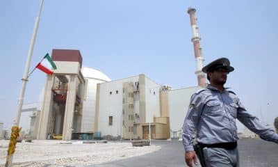 FOTO ARCHIVO. Una fotografía de archivo que muestra a un oficial de seguridad iraní caminando frente a la planta de energía nuclear en Bushehr, en el sur de Irán, el EFE/EPA/ABEDIN TAHERKENAREH *** Local Caption *** 02294903