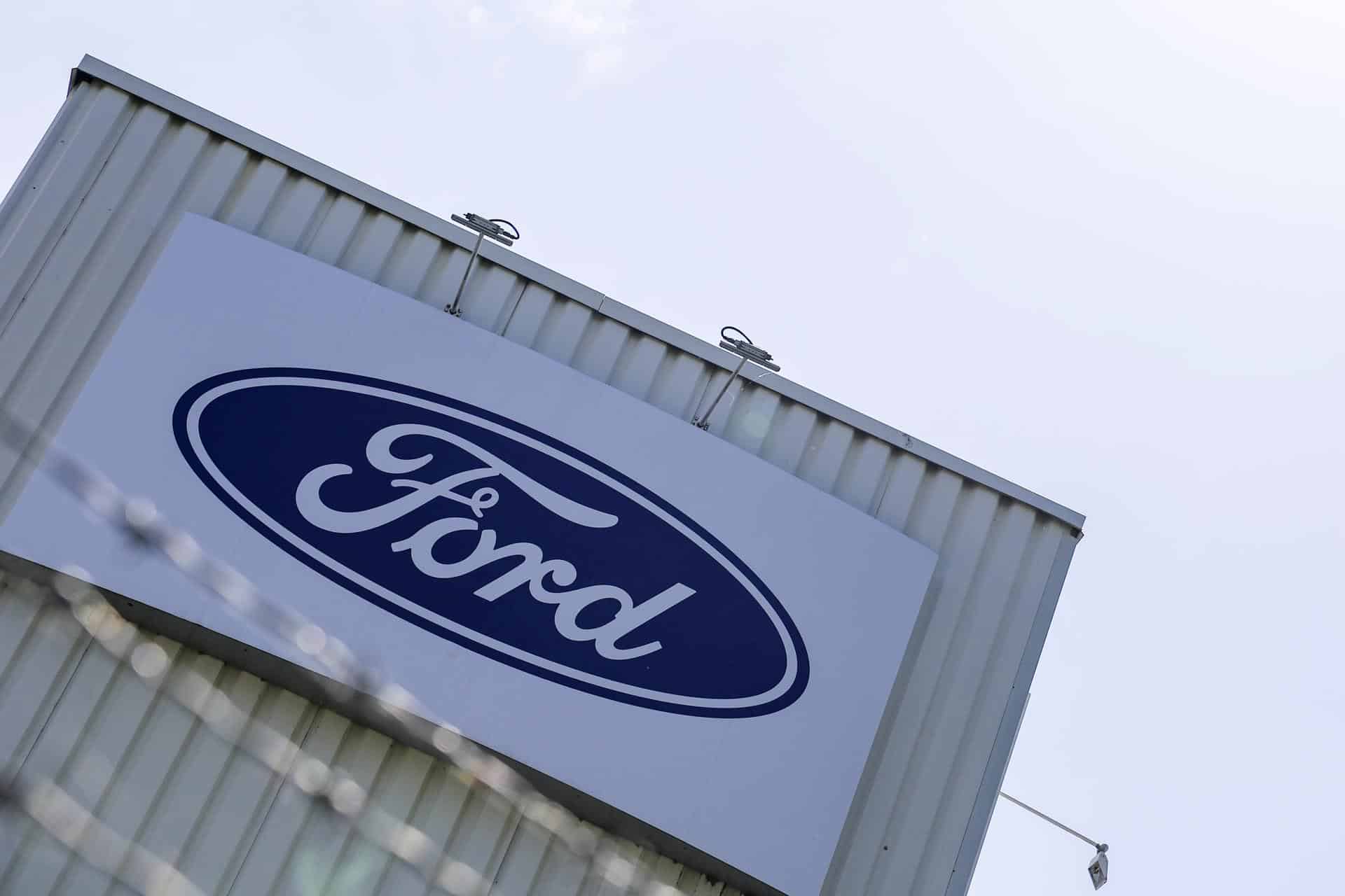 El logo de Ford, en una fotografía de archivo. EFE/CHRISTOPHER NEUNDORF
 
//////////
 
COLOGNE (Germany), 15/05/2025.- A Ford logo stands in front of the Ford plant in Cologne, Germany, 15 May 2025. The US car manufacturer plans to cut 4000 jobs in Europe by the end of 2027. Of these, 2900 jobs are to be cut in Cologne alone. (Alemania, Colonia) EFE/EPA/CHRISTOPHER NEUNDORF