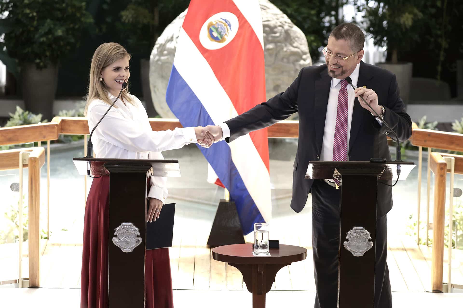 El presidente de Costa Rica, Rodrigo Chaves (d), saluda a la presidenta electa de Costa Rica, Laura Fernández, durante una rueda de prensa este miércoles, en San José (Costa Rica). Chaves anunció el nombramiento de Fernández como ministra de la Presidencia para agilizar una transición "sin baches" para la próxima administración. EFE/ Jeffrey Arguedas