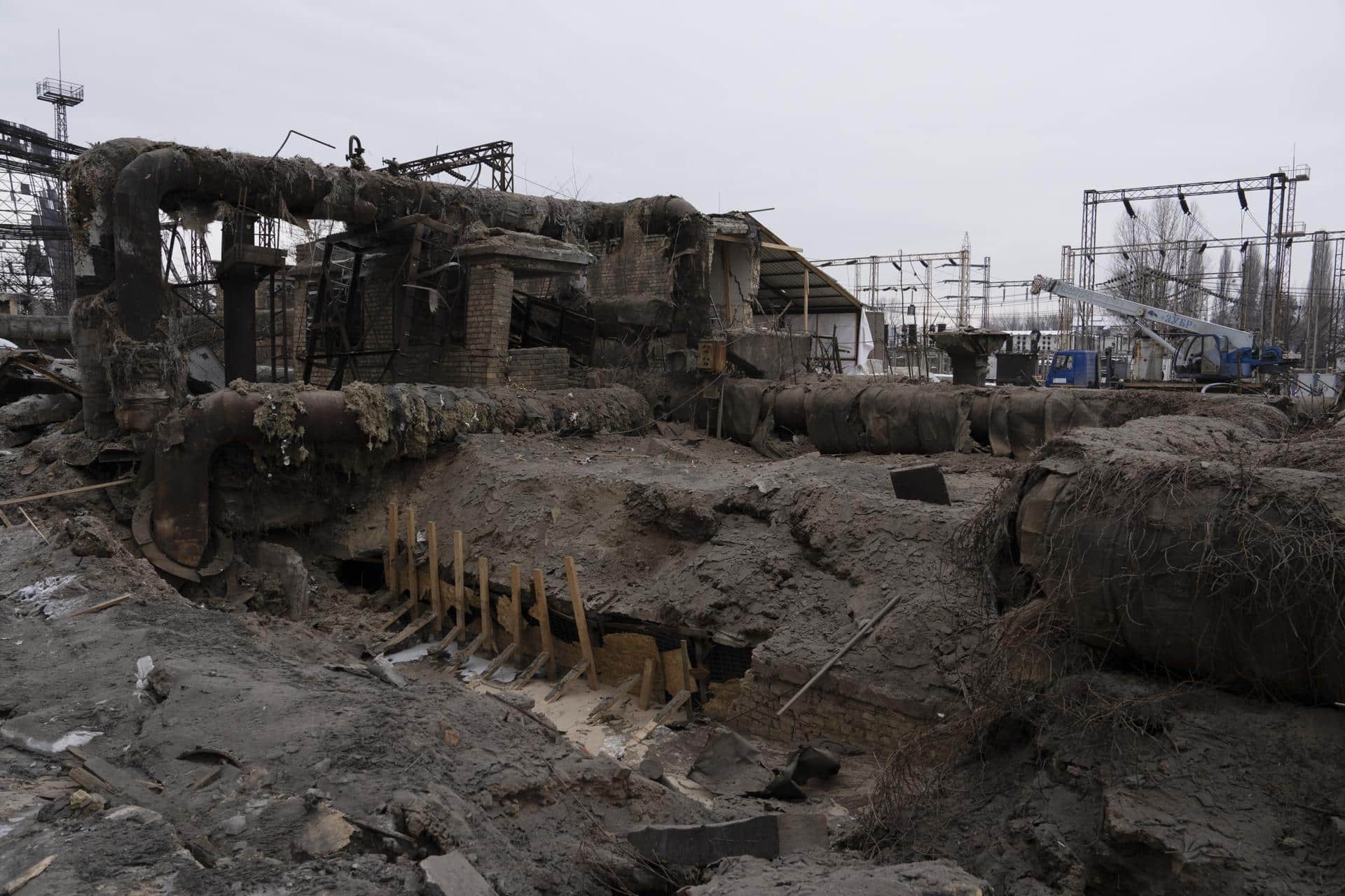 Trabajadores ucranianos reparan un infrastructura energética tras un ataque ruso. EFE/EPA/STRINGER