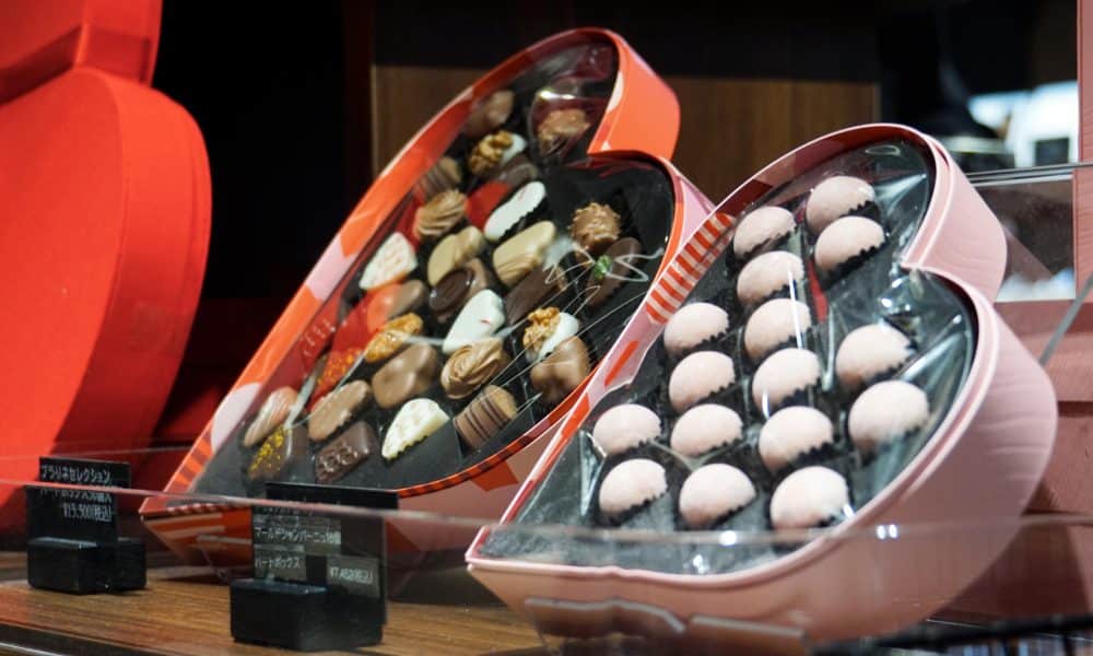 En Japón una cita perfecta se puede reservar a golpe de clic. Sin promesas de futuro y con un plan a medida, el archipiélago ha encontrado la forma de pasar un San Valentín de película a pesar de la soltería gracias al alquiler de parejas, un servicio por horas cada vez más extendido. En el día más romántico del año, el país asiático no olvida a los solteros, quienes pueden pasear acompañados, disfrutar de una cena en pareja, ver una película romántica o regalar chocolate a una compañía ficticia que, por unas horas, se transformará en ese acompañante soñado, mientras las tasas de natalidad y matrimonio siguen en descenso. En la imagen, varios bombones puestos a la venta en una pastelería de Tokio. EFE/ Pilar Bernal Zamora