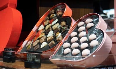 En Japón una cita perfecta se puede reservar a golpe de clic. Sin promesas de futuro y con un plan a medida, el archipiélago ha encontrado la forma de pasar un San Valentín de película a pesar de la soltería gracias al alquiler de parejas, un servicio por horas cada vez más extendido. En el día más romántico del año, el país asiático no olvida a los solteros, quienes pueden pasear acompañados, disfrutar de una cena en pareja, ver una película romántica o regalar chocolate a una compañía ficticia que, por unas horas, se transformará en ese acompañante soñado, mientras las tasas de natalidad y matrimonio siguen en descenso. En la imagen, varios bombones puestos a la venta en una pastelería de Tokio. EFE/ Pilar Bernal Zamora