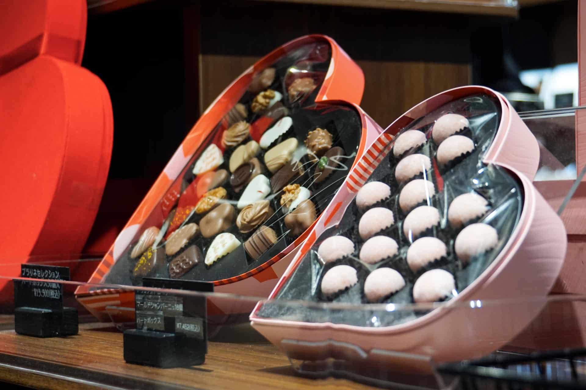 En Japón una cita perfecta se puede reservar a golpe de clic. Sin promesas de futuro y con un plan a medida, el archipiélago ha encontrado la forma de pasar un San Valentín de película a pesar de la soltería gracias al alquiler de parejas, un servicio por horas cada vez más extendido. En el día más romántico del año, el país asiático no olvida a los solteros, quienes pueden pasear acompañados, disfrutar de una cena en pareja, ver una película romántica o regalar chocolate a una compañía ficticia que, por unas horas, se transformará en ese acompañante soñado, mientras las tasas de natalidad y matrimonio siguen en descenso. En la imagen, varios bombones puestos a la venta en una pastelería de Tokio. EFE/ Pilar Bernal Zamora