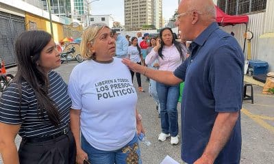 Fotografía cedida por Asamblea Nacional de Venezuela que muestra al Presidente de la Asamblea Nacional de Venezuela, Jorge Rodríguez (d), hablando con familiares de presos políticos frente al Centro de detención Zona 7 este viernes, en Caracas (Venezuela). EFE/ Asamblea Nacional de Venezuela