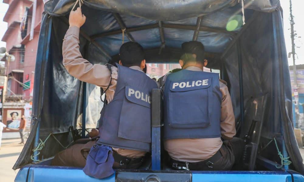 Daca (Bangladés), 12/02/2026.- Miembros de la Policía de Bangladés patrullan durante las 13ª elecciones generales nacionales. EFE/EPA/MONIRUL ALAM