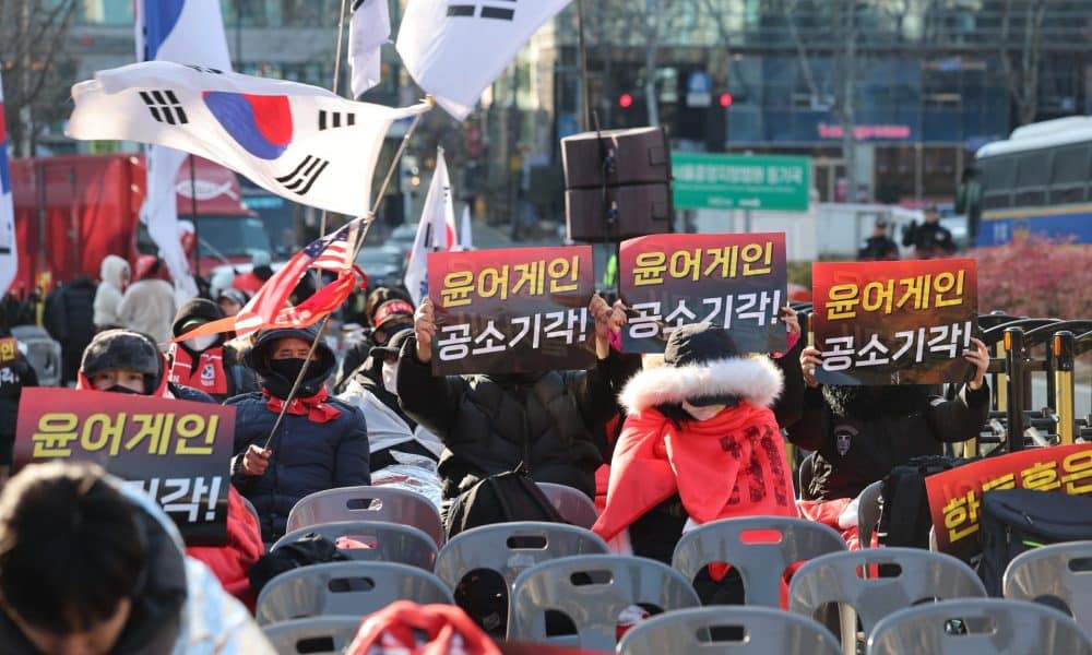 Manifestantes a favor y en contra del expresidente surcoreano acusado de insurrección, Yoon Suk-yeol, se congregaron este jueves en los alrededores del tribunal de Seul que anunciará su decisión en el caso contra el exdirigente.
EFE/EPA/YONHAP SOUTH KOREA OUT
