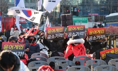 Manifestantes a favor y en contra del expresidente surcoreano acusado de insurrección, Yoon Suk-yeol, se congregaron este jueves en los alrededores del tribunal de Seul que anunciará su decisión en el caso contra el exdirigente.
EFE/EPA/YONHAP SOUTH KOREA OUT