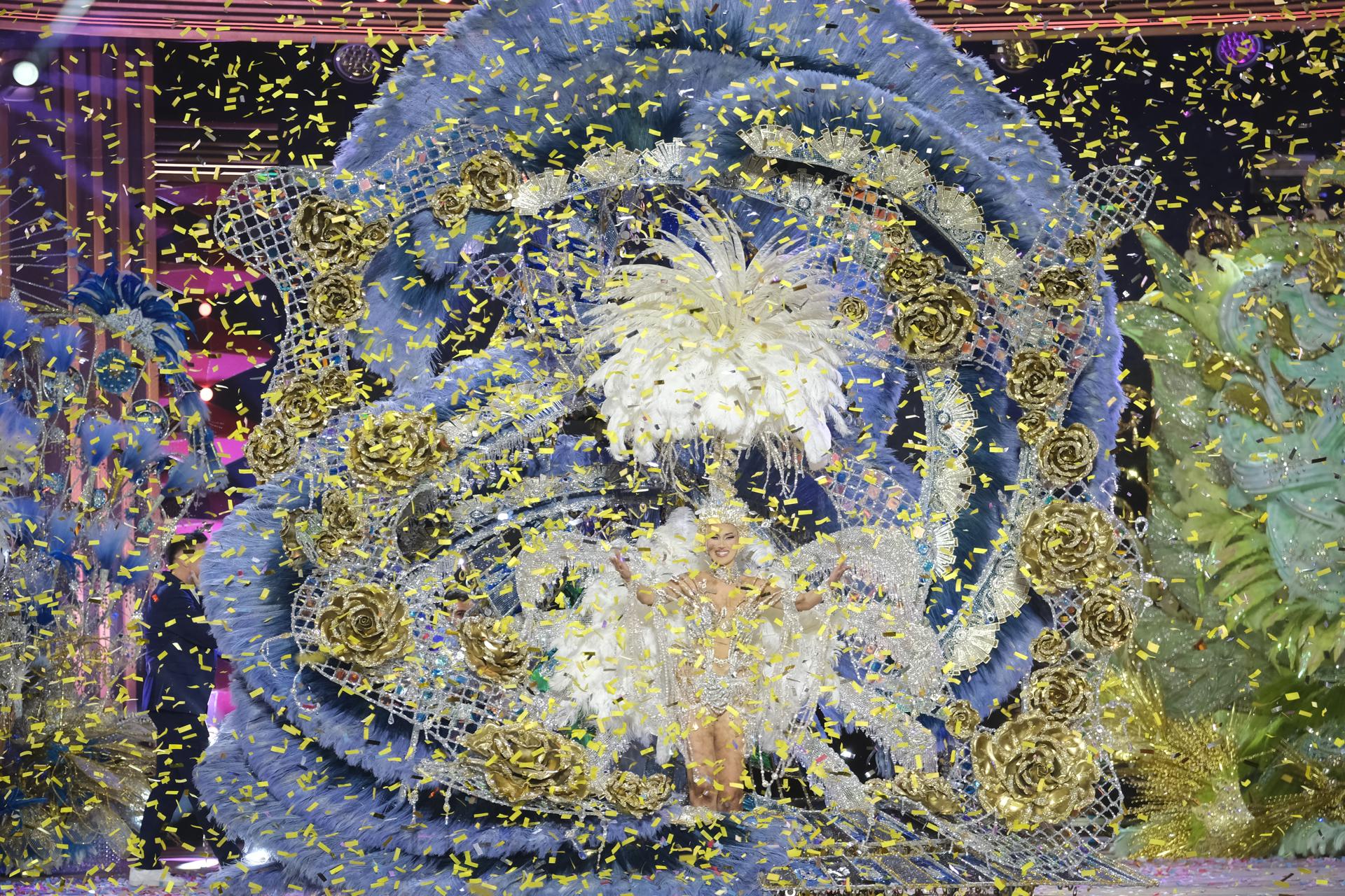 LAS PALMAS DE GRAN CANARIA (ESPAÑA), 13/02/2026.- La joven Carla Benítez González, con un diseño de Kevin Rodríguez titulado 'Historia', se ha proclamado este viernes Reina del Carnaval de Las Palmas de Gran Canaria de 2026. EFE/Ángel Medina G.