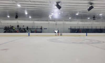 Fotografía tomada a través de rastreo de redes de personas atendiendo heridos en la pista de hielo en Pawtucket (Rhode Island, noreste de Estados Unidos) donde al menos dos asistentes murieron este lunes y otras tres resultaron heridas en un tiroteo. EFE/ Rastreo de Redes