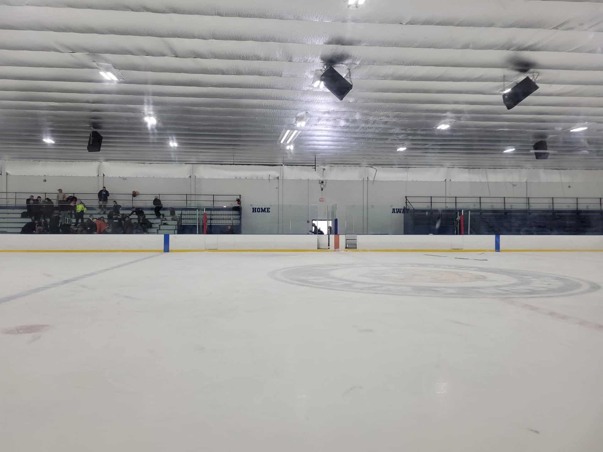 Fotografía tomada a través de rastreo de redes de personas atendiendo heridos en la pista de hielo en Pawtucket (Rhode Island, noreste de Estados Unidos) donde al menos dos asistentes murieron este lunes y otras tres resultaron heridas en un tiroteo. EFE/ Rastreo de Redes