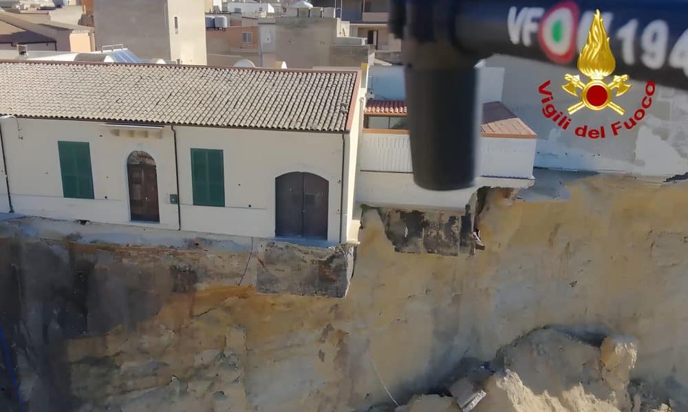 El pueblo italiano de Niscemí (sur) lleva un mes al borde de un gigantesco barranco abierto por un corrimiento de tierra. Ahora, mientras se asiste a los damnificados, los esfuerzos se han centrado en salvar los libros de una biblioteca que ha quedado suspendida en el vacío y, con ellos, la memoria escrita del lugar. El 25 de enero la historia de este municipio siciliano cambió para siempre: días de intensas lluvias causaron en su suelo una enorme grieta de cuatro kilómetros de longitud y unos diez metros de profundidad que ha ido poco a poco engullendo a un barrio entero. -EFE/Vigili del Fuoco***SOLO USO EDITORIAL/SOLO DISPONIBLE PARA ILUSTRAR LA NOTICIA QUE ACOMPAÑA (CRÉDITO OBLIGATORIO)***