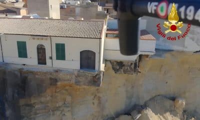 El pueblo italiano de Niscemí (sur) lleva un mes al borde de un gigantesco barranco abierto por un corrimiento de tierra. Ahora, mientras se asiste a los damnificados, los esfuerzos se han centrado en salvar los libros de una biblioteca que ha quedado suspendida en el vacío y, con ellos, la memoria escrita del lugar. El 25 de enero la historia de este municipio siciliano cambió para siempre: días de intensas lluvias causaron en su suelo una enorme grieta de cuatro kilómetros de longitud y unos diez metros de profundidad que ha ido poco a poco engullendo a un barrio entero. -EFE/Vigili del Fuoco***SOLO USO EDITORIAL/SOLO DISPONIBLE PARA ILUSTRAR LA NOTICIA QUE ACOMPAÑA (CRÉDITO OBLIGATORIO)***