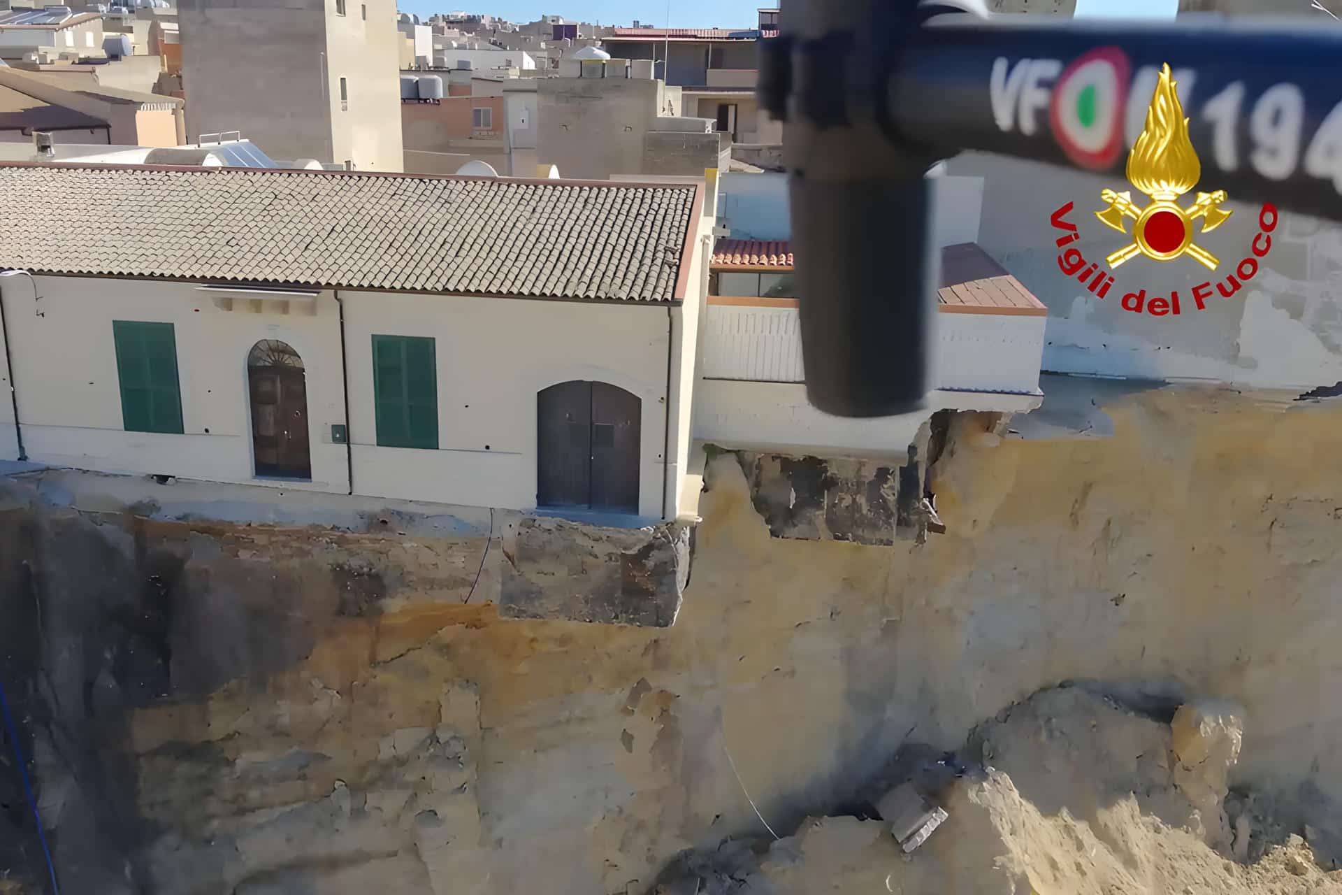 El pueblo italiano de Niscemí (sur) lleva un mes al borde de un gigantesco barranco abierto por un corrimiento de tierra. Ahora, mientras se asiste a los damnificados, los esfuerzos se han centrado en salvar los libros de una biblioteca que ha quedado suspendida en el vacío y, con ellos, la memoria escrita del lugar. El 25 de enero la historia de este municipio siciliano cambió para siempre: días de intensas lluvias causaron en su suelo una enorme grieta de cuatro kilómetros de longitud y unos diez metros de profundidad que ha ido poco a poco engullendo a un barrio entero. -EFE/Vigili del Fuoco***SOLO USO EDITORIAL/SOLO DISPONIBLE PARA ILUSTRAR LA NOTICIA QUE ACOMPAÑA (CRÉDITO OBLIGATORIO)***