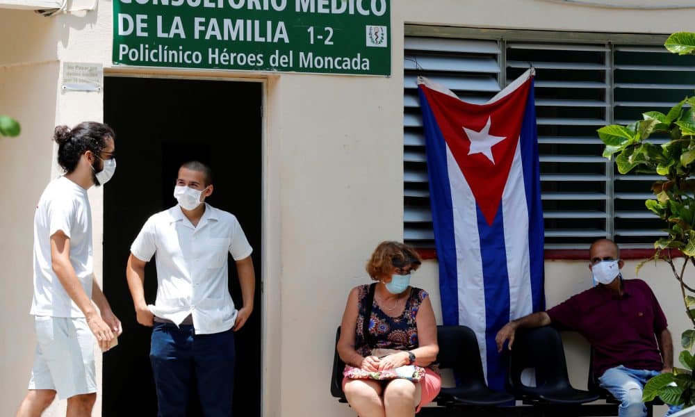 Fotografía de archivo del 23 de junio de 2021 que muestra a personas esperando frente a un consultorio médico en La Habana (Cuba). EFE/ Ernesto Mastrascusa
