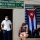 Fotografía de archivo del 23 de junio de 2021 que muestra a personas esperando frente a un consultorio médico en La Habana (Cuba). EFE/ Ernesto Mastrascusa