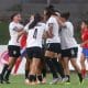 Jugadoras de la selección sub-20 de Uruguay celebran este domingo el triunfo por 1-0 sobre la de Chile en partido del Campeonato Sudamericano de la categoría jugado en el estadio Emiliano Ghezzi de Asunción. EFE/ Juan Pablo Pino