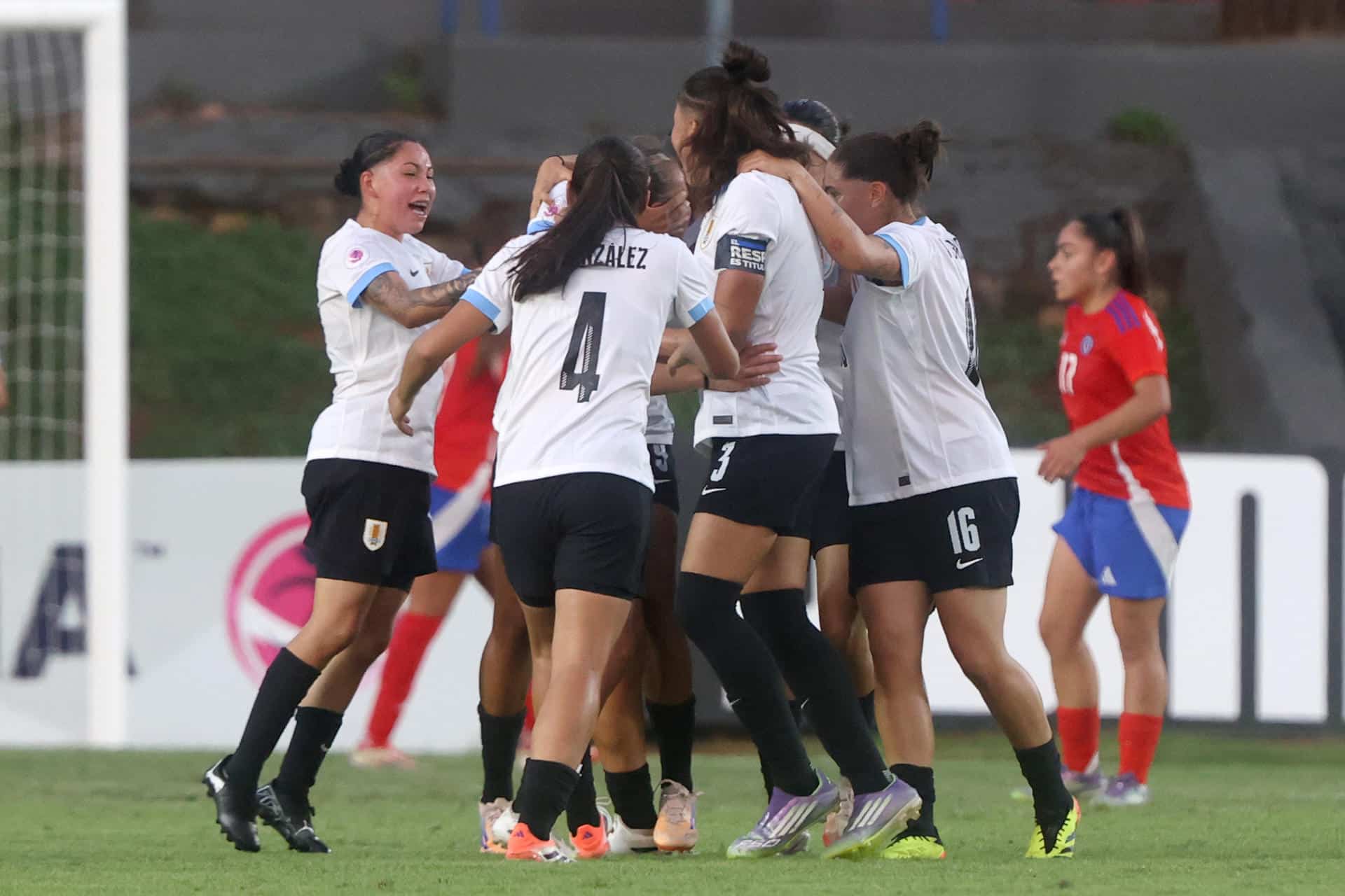 Jugadoras de la selección sub-20 de Uruguay celebran este domingo el triunfo por 1-0 sobre la de Chile en partido del Campeonato Sudamericano de la categoría jugado en el estadio Emiliano Ghezzi de Asunción. EFE/ Juan Pablo Pino