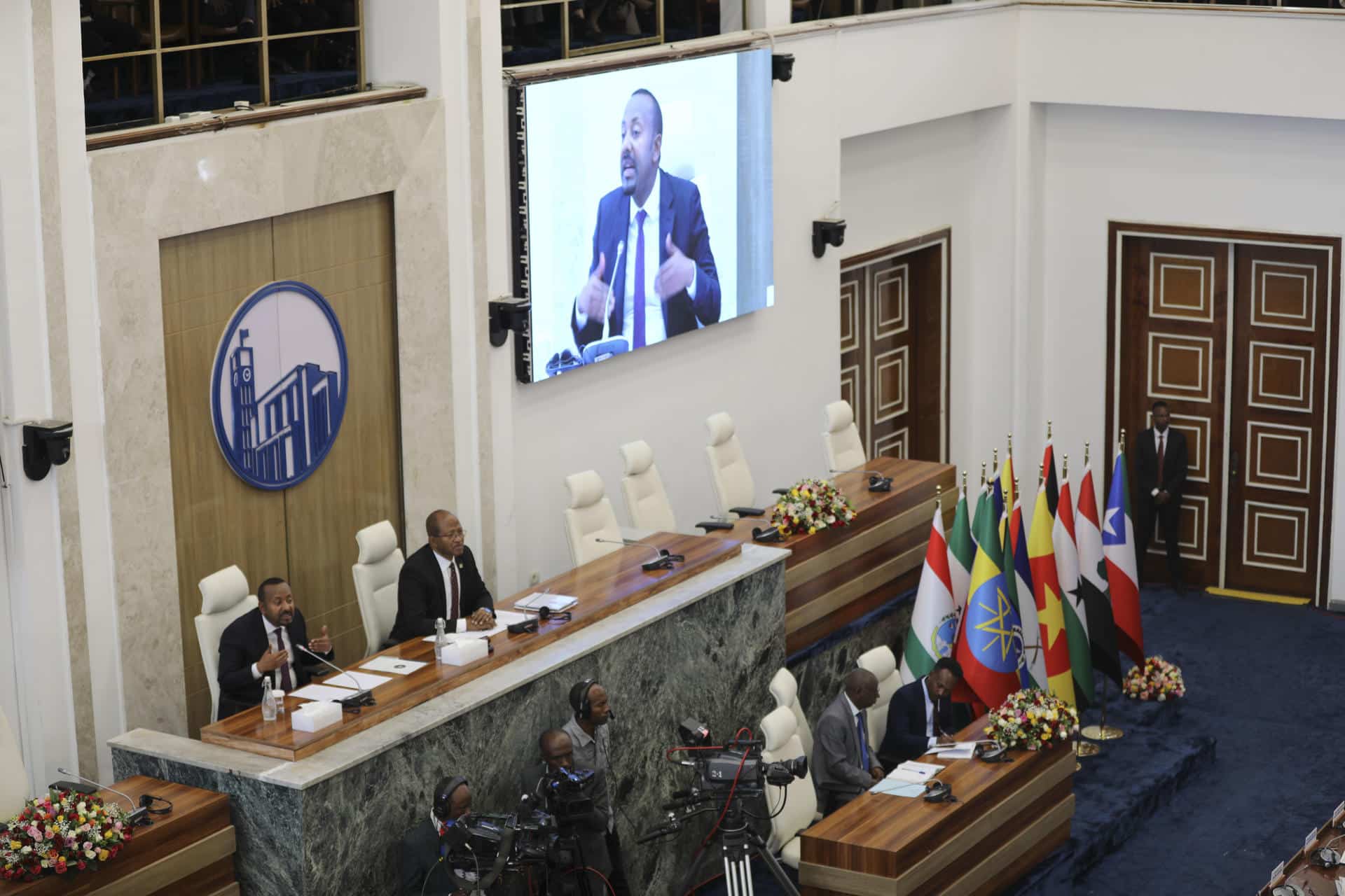 - El primer ministro de Etiopía, Abiy Ahmed (i), interviene en una comparecencia ante el Parlamento en presencia de Tagesse Chafo (2i), presidente de la Cámara de Representantes Populares. El primer ministro de Etiopía, Abiy Ahmed, advirtió este martes a los "radicales" del Frente Popular de Liberación de Tigré (FPLT), partido que gobernaba antaño esa región norteña, de que "no pueden derrotar a Etiopía", tras los combates recientes que han hecho temer por una nueva guerra en ese territorio. EFE/ Simon Berhane