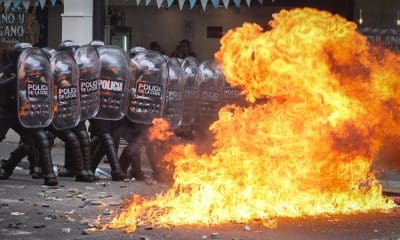 Integrantes de la Policía de Argentina se cubren durante un enfrentamiento con manifestantes este miércoles, en Buenos Aires (Argentina). EFE/ Juan Ignacio Roncoroni